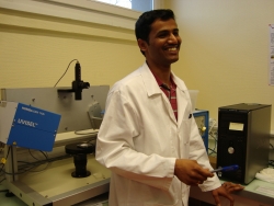 Pathi Prathap, post-doctorant indien, devant l'ellipsomètre