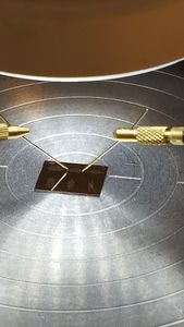 Échantillon en place sur le plateau de la station sous pointes pour la mesure des caractéristiques électriques des transistors organiques